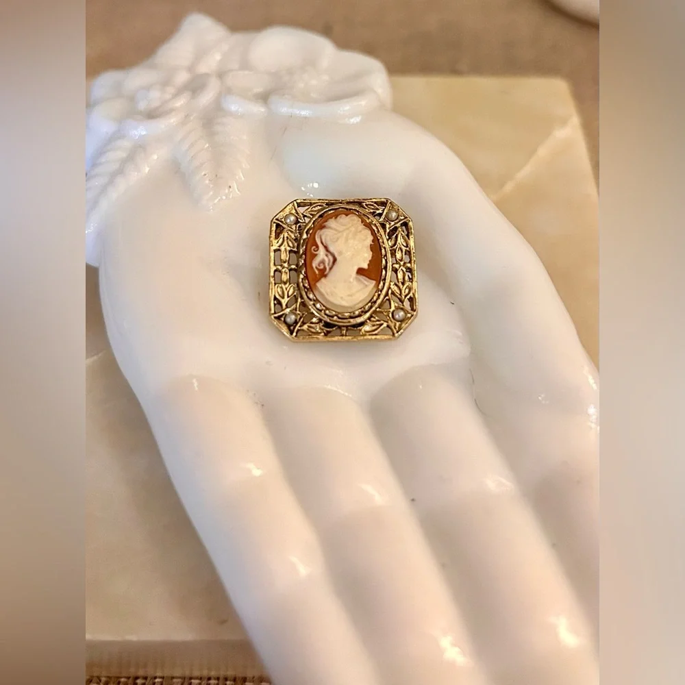 Vintage Dainty Cameo Brooch Pin